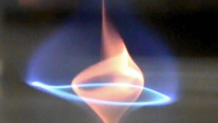Ученые открыли новый вид пламени – голубое огненное торнадо