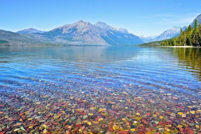 Удивительные цветные камни Озера Макдональд