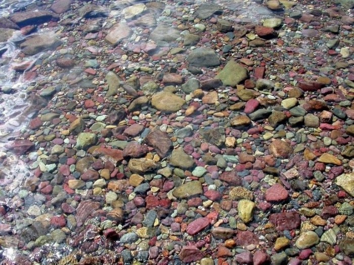 Удивительные цветные камни Озера Макдональд