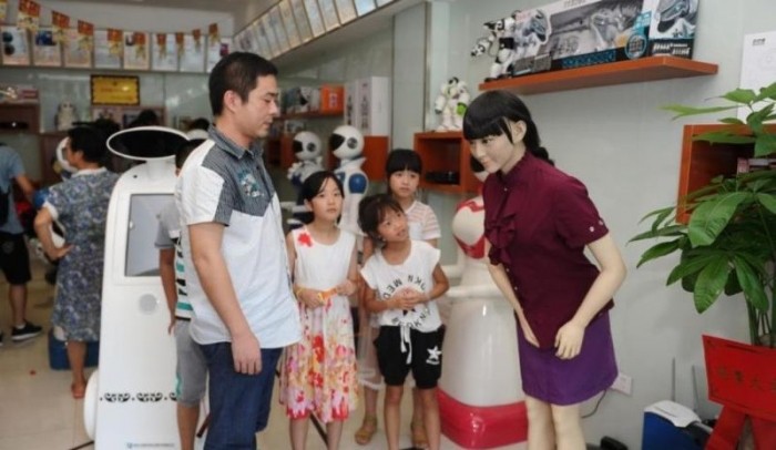 В Китае открылся полноценный магазин роботов