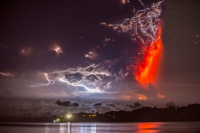 Молния во время извержения вулкана Кальбуко в Чили (7 фото)