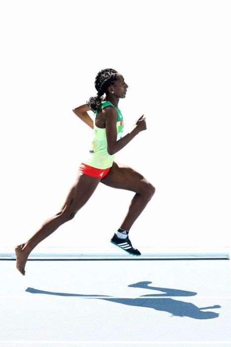 На Олимпиаде в Рио бегунья из Эфиопии пробежала 1,5 км в одном кроссовке