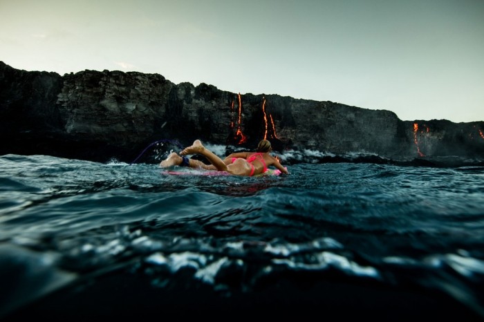 Экстремальное плавание в океане с лавой на Гавайях