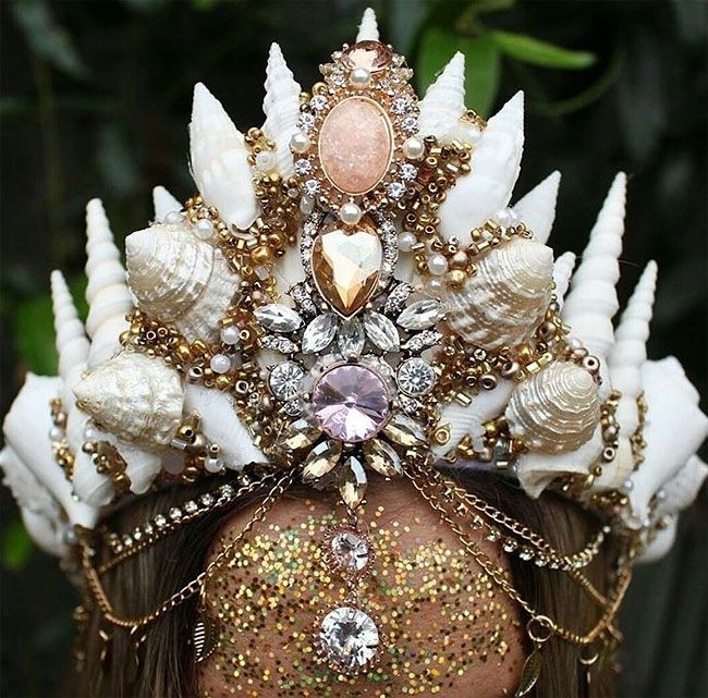 Дизайнер создает невероятные короны из ракушек