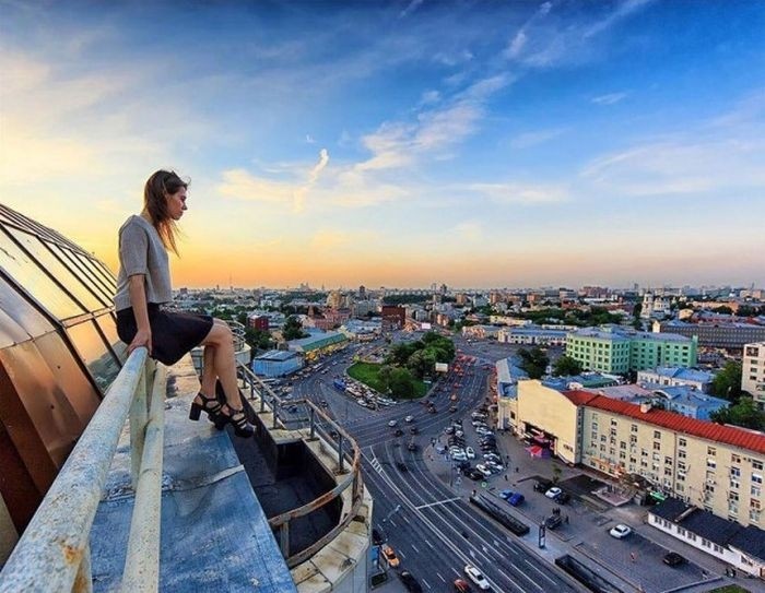 Ангелина Николау - руферша, которая фотографируется на краю крыш