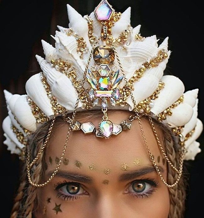 Дизайнер создает невероятные короны из ракушек