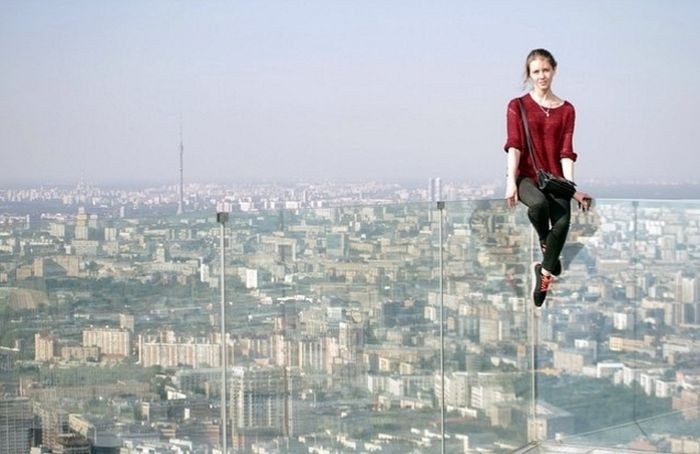 Ангелина Николау - руферша, которая фотографируется на краю крыш