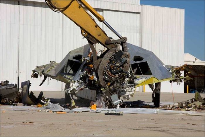 Как американцы утилизируют самолет Lockheed F-117 (6 фото)