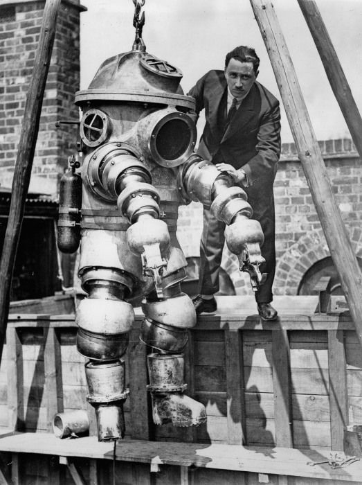 Водолазные костюмы эпохи рассвета подводных исследований (8 фото)