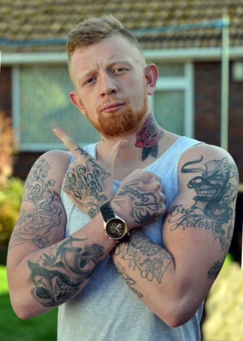 Парень сам набил татуировки со своим именем 39 девушкам