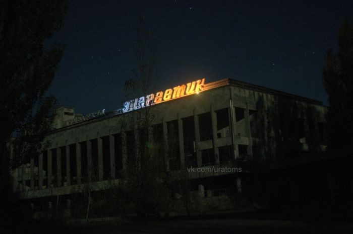 В Припяти зажгли вывеску дома культуры «Энергетик» (3 фото)
