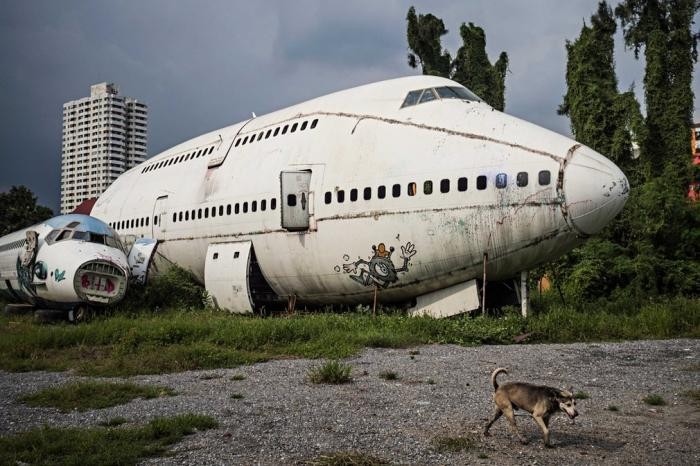 Жизнь на кладбище самолетов (14 фото)
