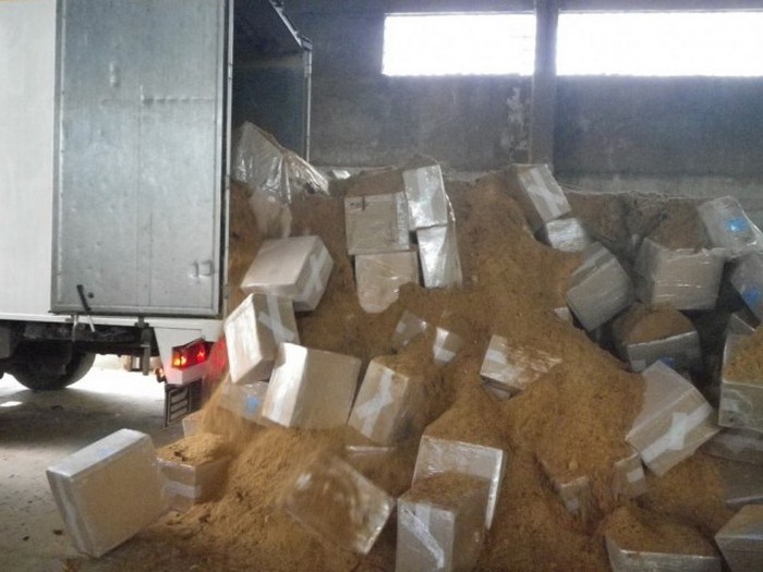 Контрабандисты спрятали сигары в очень неожиданном месте (16 фото)