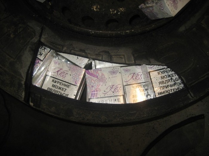 Контрабандисты спрятали сигары в очень неожиданном месте (16 фото)