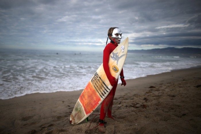 Конкурс по серфингу, посвященный Хэллоуину