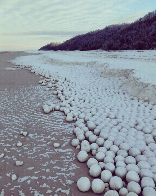 Ледяные шары на берегу Оби