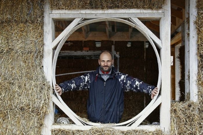 Во Владикавказе бизнесмен строит дом из соломы