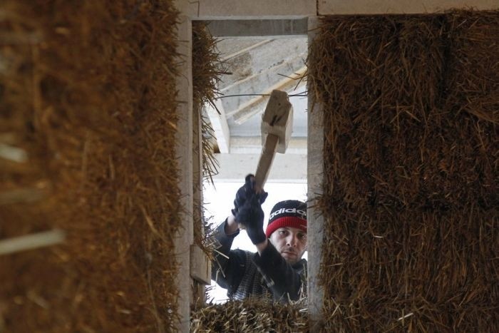 Во Владикавказе бизнесмен строит дом из соломы