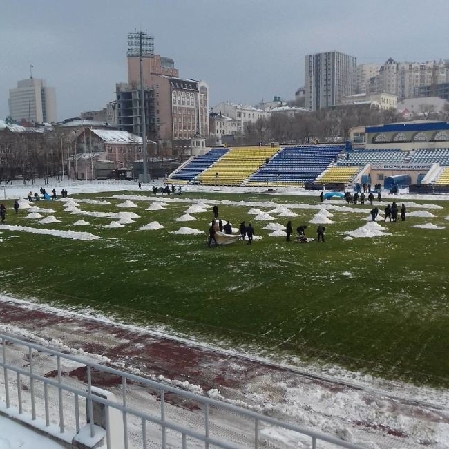 Во Владивостоке фанаты помогли расчистить от снега футбольное поле