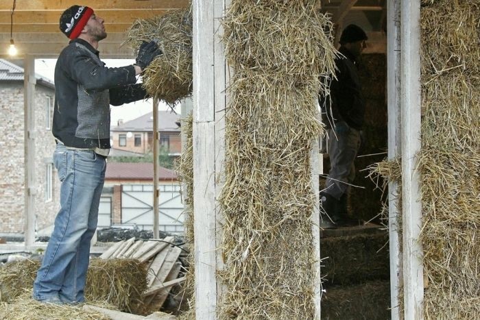 Во Владикавказе бизнесмен строит дом из соломы