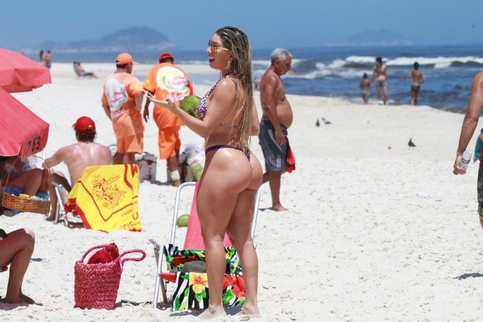 Аппетитные бразильянки загорают на пляжах