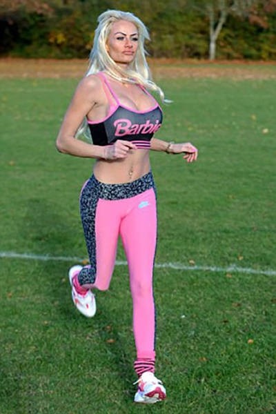 Британка потратила 125 000 долларов, чтобы стать похожей на Барби