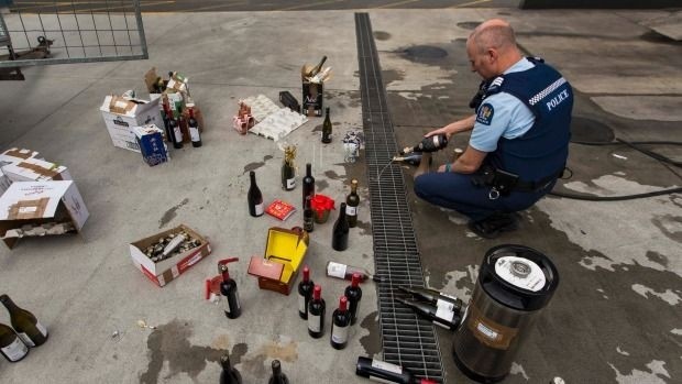 Полиция Новой Зеландии вылила 343 литра элитного алкоголя в канализацию