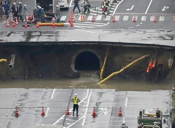 Гигантская воронка посреди шоссе в Японии