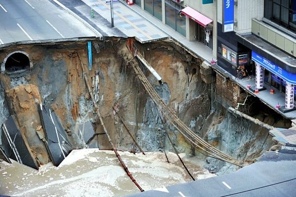 Гигантская воронка посреди шоссе в Японии