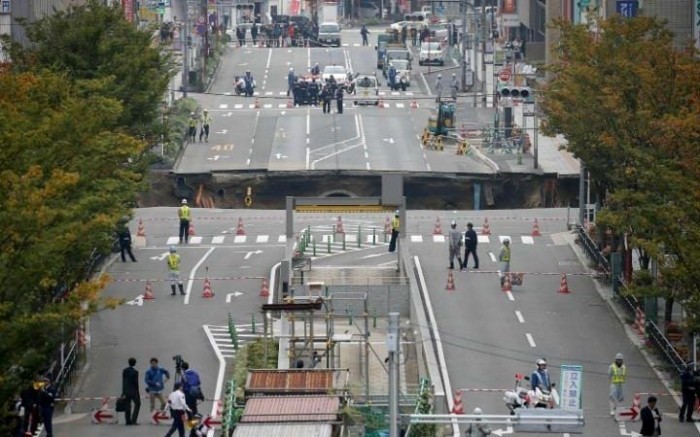 Гигантская воронка посреди шоссе в Японии