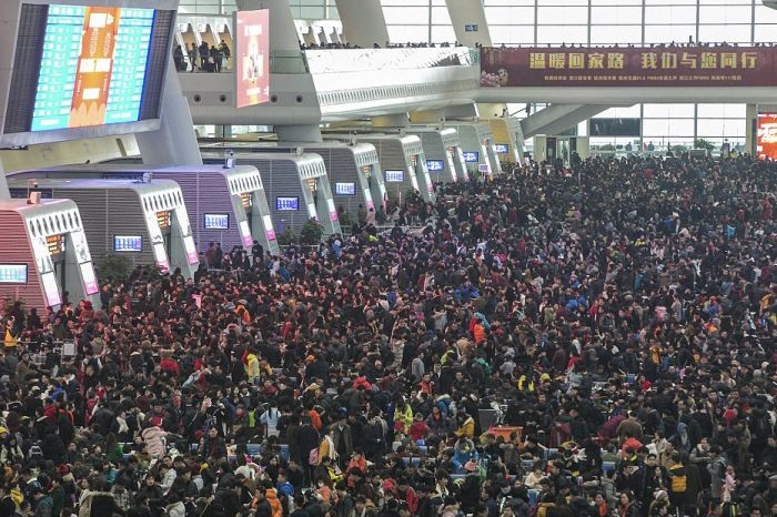 На станции Гуанджоу скопилось более 100 000 людей (9 фото)