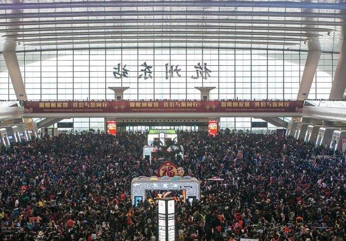 На станции Гуанджоу скопилось более 100 000 людей (9 фото)