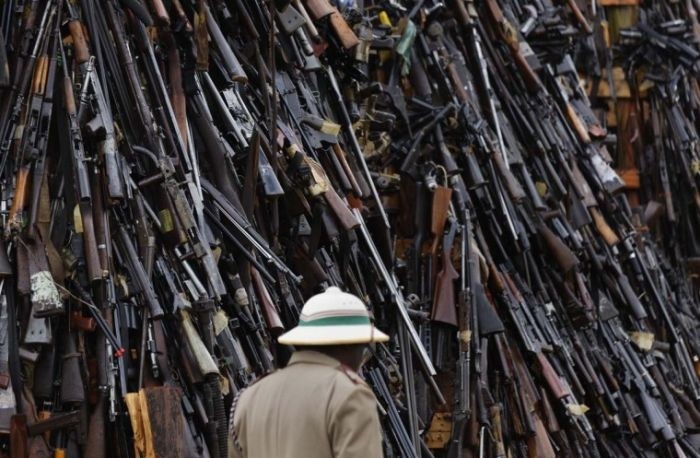 В Кении сожгли изъятое у населения нелегальное оружие