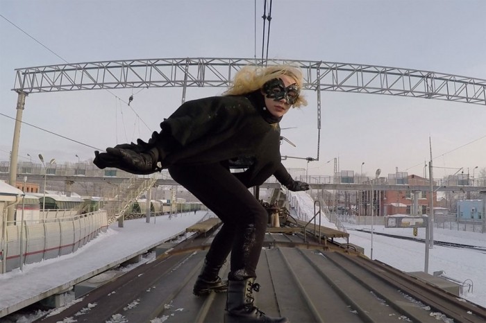 19-летняя девушка летает на крыше московских поездов в час пик