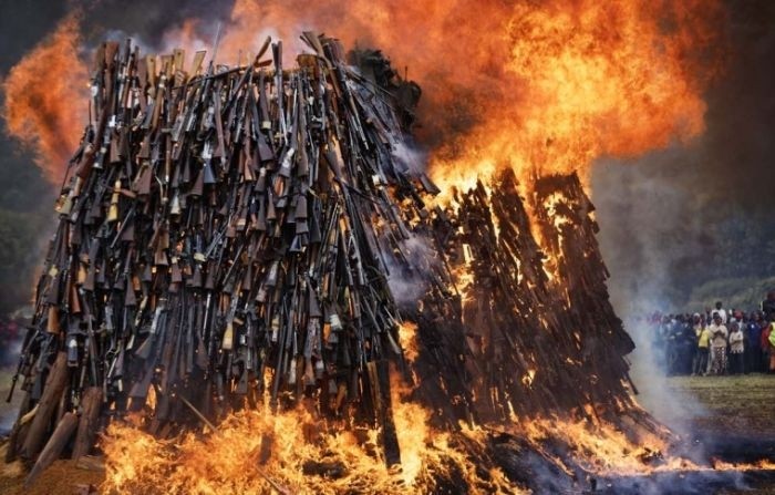 В Кении сожгли изъятое у населения нелегальное оружие