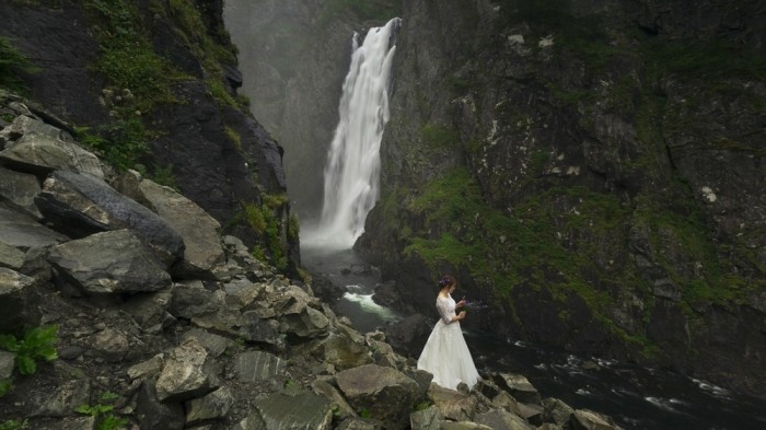 Потрясающие снимки невесты среди горных пейзажей