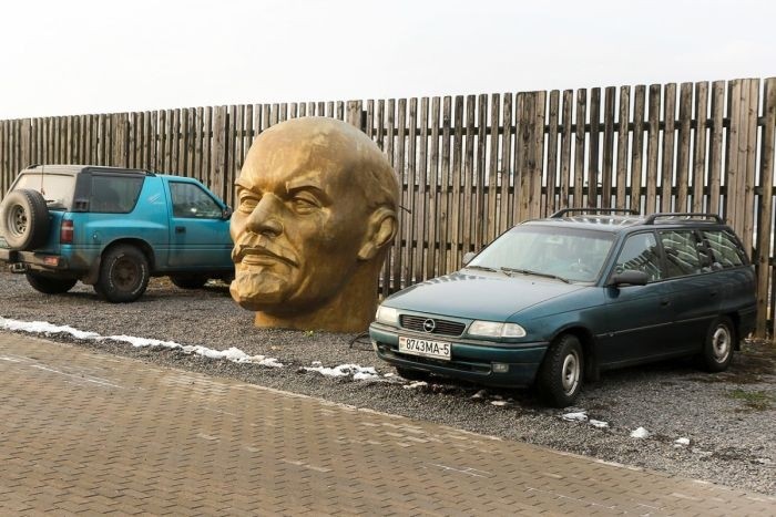 Под Минском «припарковали» гигантскую голову Ленина