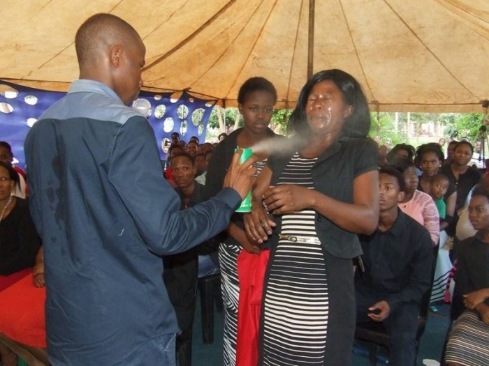 Африканский пастор лечил прихожан средством против насекомых