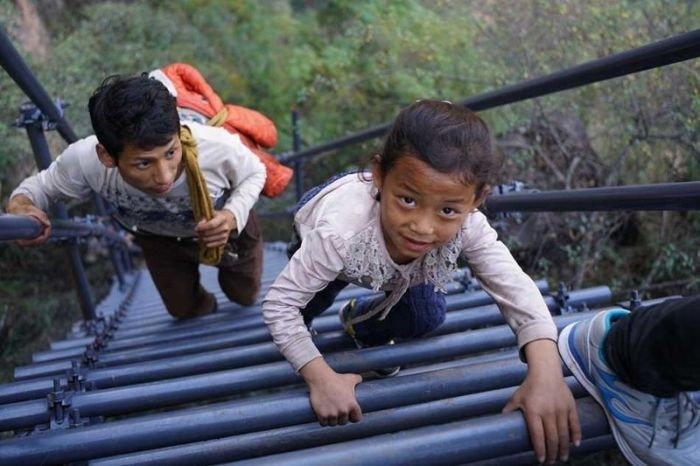Власти Китая построили металлическую лестницу в горах для деревенских школьников