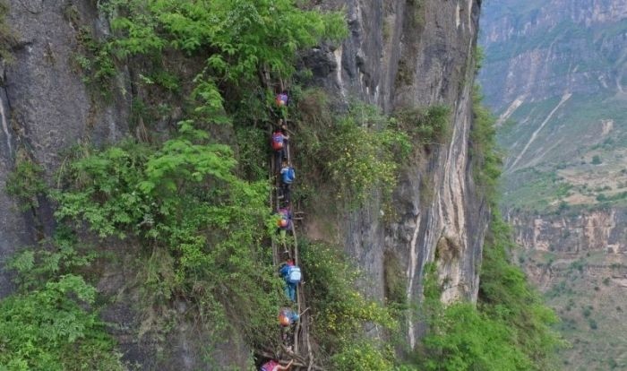 Власти Китая построили металлическую лестницу в горах для деревенских школьников