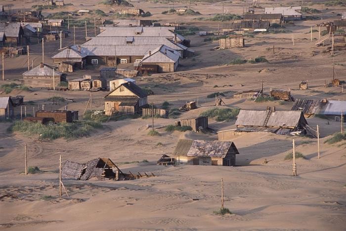 Село, заживо погребенное под песчаными дюнами (16 фото)