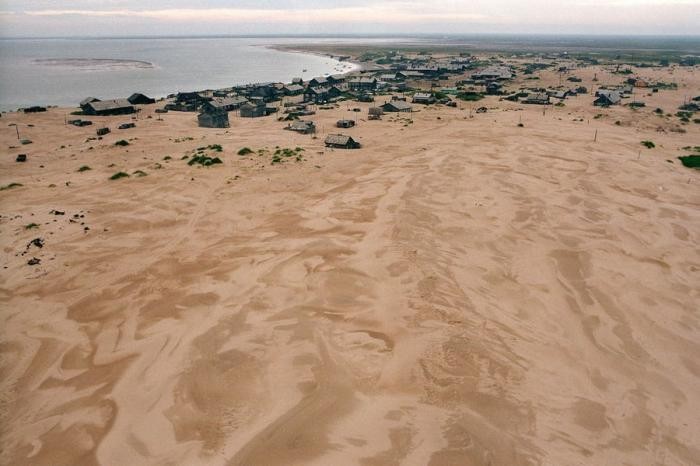 Село, заживо погребенное под песчаными дюнами (16 фото)