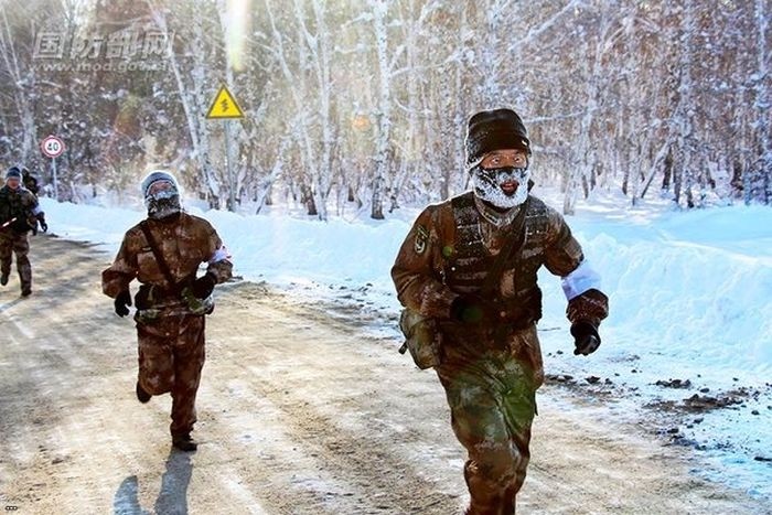 Марш-бросок китайских солдат при температуре -35 градусов