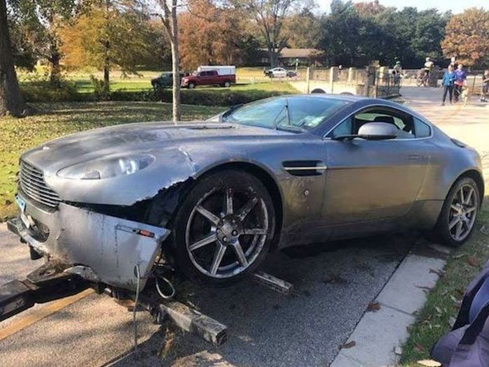 Подростки разбили и утопили спорткар Aston Martin