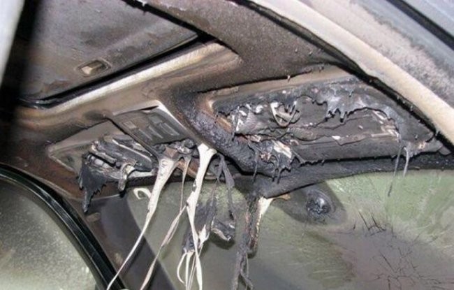 Взорвался мобильник в машине (5 фото)