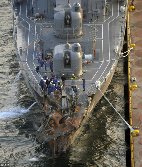 Эсминец против контейнеровоза (7 фото)