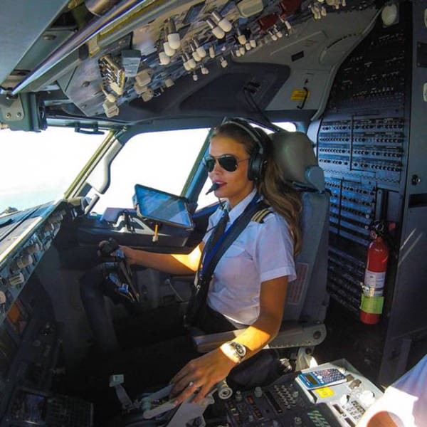 Девушка-пилот путешествует и демонстрирует позы из йоги (24 фото)