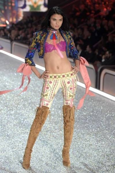 В Париже прошел показ коллекции нижнего белья Victoria’s Secret 2016