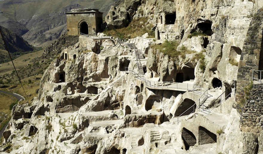 10 загадочных городов, которые построены в пещерах