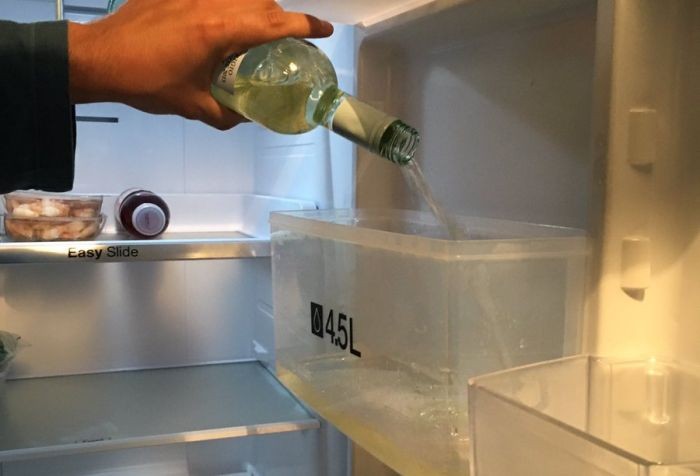 Лайфхак для владельцев холодильников с диспенсерами (2 фото)